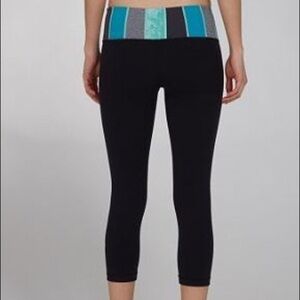 💚HOST PICK🥳 Lululemon Athletica Cropped Black & Blue Leggings